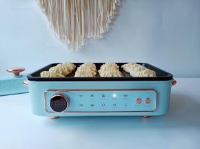 把饺子依次码上。煎到饺子底部焦黄。