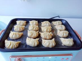 倒入水没过饺子三分之一，大火盖盖煎5分钟【具体看水份蒸发就可以】