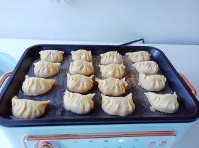 倒入水没过饺子三分之一，大火盖盖煎5分钟【具体看水份蒸发就可以】