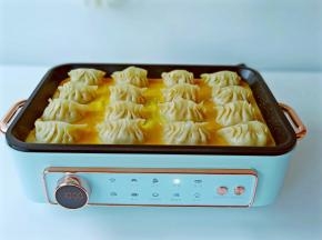 待水干后倒入蛋液【一锅3个鸡蛋，鸡蛋液加一点点盐】