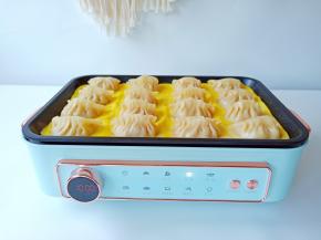 待鸡蛋液慢慢凝固。