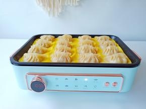 待鸡蛋液慢慢凝固。