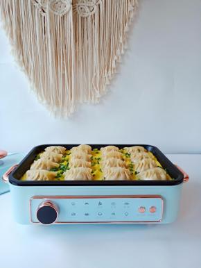 趁着鸡蛋液还有一点点没熟时，撒点葱花提香。