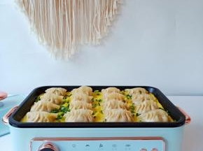 趁着鸡蛋液还有一点点没熟时，撒点葱花提香。