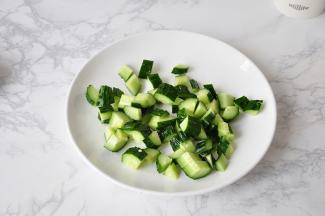 将黄瓜仔细清洗后切成小丁。黄瓜最好用淡盐水略泡后再洗，这样可以进一趟去掉农药残留 。黄瓜丁可以再切得小一点，这样更利用搅打细腻。
