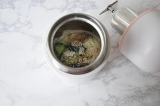 分别将黄瓜丁、奶粉、即食燕麦倒入豆浆杯中