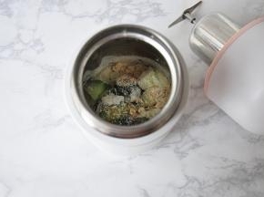 分别将黄瓜丁、奶粉、即食燕麦倒入豆浆杯中