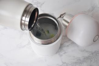 加入适量的热水，水的温度不要超过80度，水的量以不超过杯体内的水位线为准。