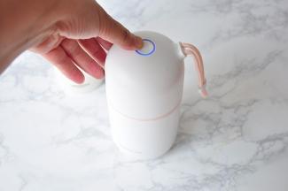 将带搅拌浆的的机体和杯体拧紧，然后连按三下，启动豆浆杯。我用的是九阳豆浆杯，这个杯子用起来相当方便，一次充电，可多次搅打，冷饮只需四十秒，热饮也只需最多一分二十秒的程序。可以随身携带，打奶昔，打豆浆，打米糊，都能轻松完成。还具有焖烧功能， 特别适合年轻人，单独一族使用。