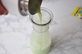 倒入杯中，趁热饮用即可。