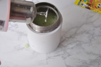 程序结束，橙灯闪烁，这时就可以打开豆浆杯了，可以看到搅打的营养糊细腻香浓。