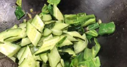 倒入黄瓜，翻炒片刻至熟