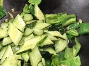 倒入黄瓜，翻炒片刻至熟