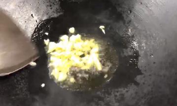 起锅热油，放入蒜末爆香