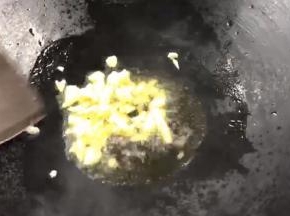 起锅热油，放入蒜末爆香