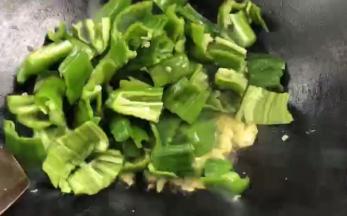 加入盐，倒入青椒，大火翻炒至变色