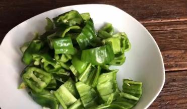 青椒摘洗干净后，切成小块备用