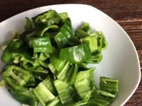 青椒摘洗干净后，切成小块备用