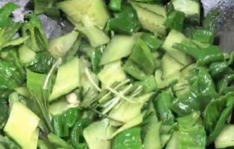 加入葱段，炒匀即可