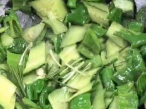 加入葱段，炒匀即可