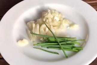 备好蒜末和葱段