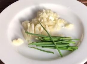 备好蒜末和葱段