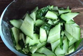 黄瓜洗净后，切去两头蒂，再切成菱形片