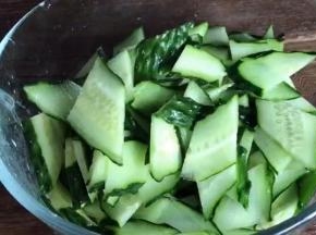 黄瓜洗净后，切去两头蒂，再切成菱形片