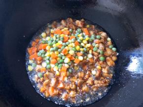 放入蔬菜翻炒均匀，关火