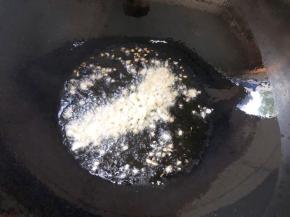 锅中烧油倒入蒜末炒香