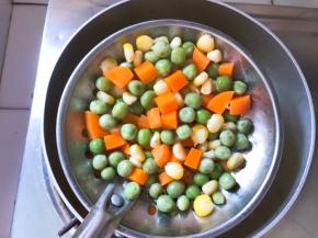 捞出沥干水份备用