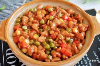 饭舀入碗中，放上炒好的鸡肉时蔬