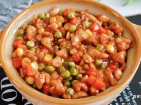 饭舀入碗中，放上炒好的鸡肉时蔬