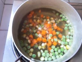 玉米，豌豆，红萝卜煮熟