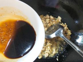 倒入酱汁翻炒均匀