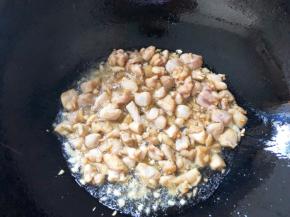 放入鸡肉翻炒至变色