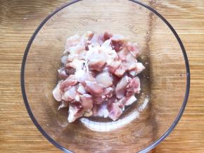 鸡腿肉去骨，切成小块