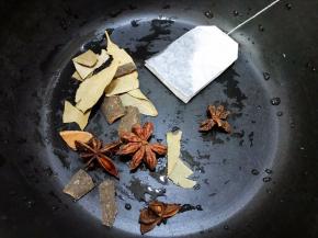 锅里加入八角桂皮和香叶，红茶包