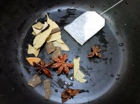 锅里加入八角桂皮和香叶，红茶包