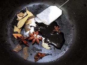加入老抽和盐，盐的量稍微多一些