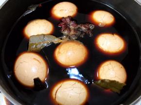 煮好后关火，继续放在锅里浸泡入味，夏天放入冰箱冷藏浸泡