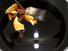 加入清水煮几分钟让香料出味