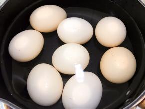 新鲜鸡蛋放入锅里加入煮8分钟左右