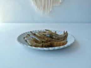 对虾剪去虾抢并挑出虾肠。