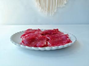 牛肉可以提前放冷冻室冷冻半小时，切薄片比较容易点。