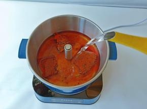 臻米升降火锅加入火锅底料与适量的清水。