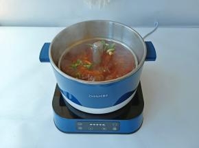 一会功夫就煮开了，超级快的，加入豆腐、豆干、葱结先煮制豆腐变胖胖【豆腐多煮一会，吃的时候一咬里面蜂窝状特别地好吃】