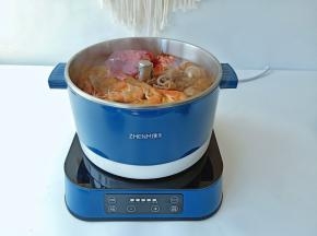 咕嘟咕嘟冒泡，火锅的香味都飘满整个厨房。