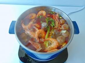 最后下点面条、毛肚与小青菜。