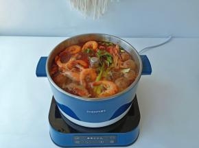 满满一锅，按一下“+”号键火锅食材就升上来了，吃的时候特别地方便！